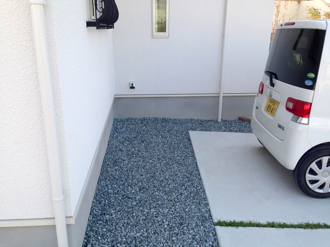 無機質な庭をナチュラルテイストの庭にリフォーム