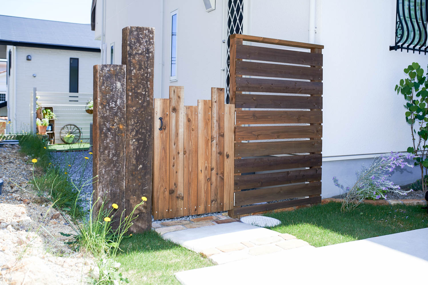 無機質な庭をナチュラルテイストの庭にリフォーム