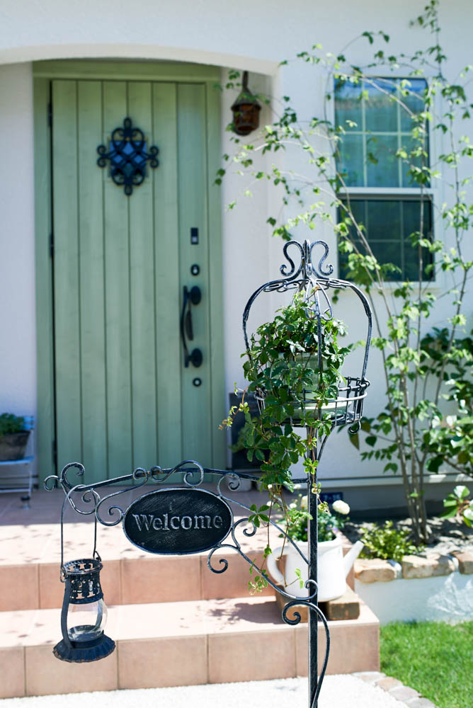 無機質な庭をナチュラルテイストの庭にリフォーム