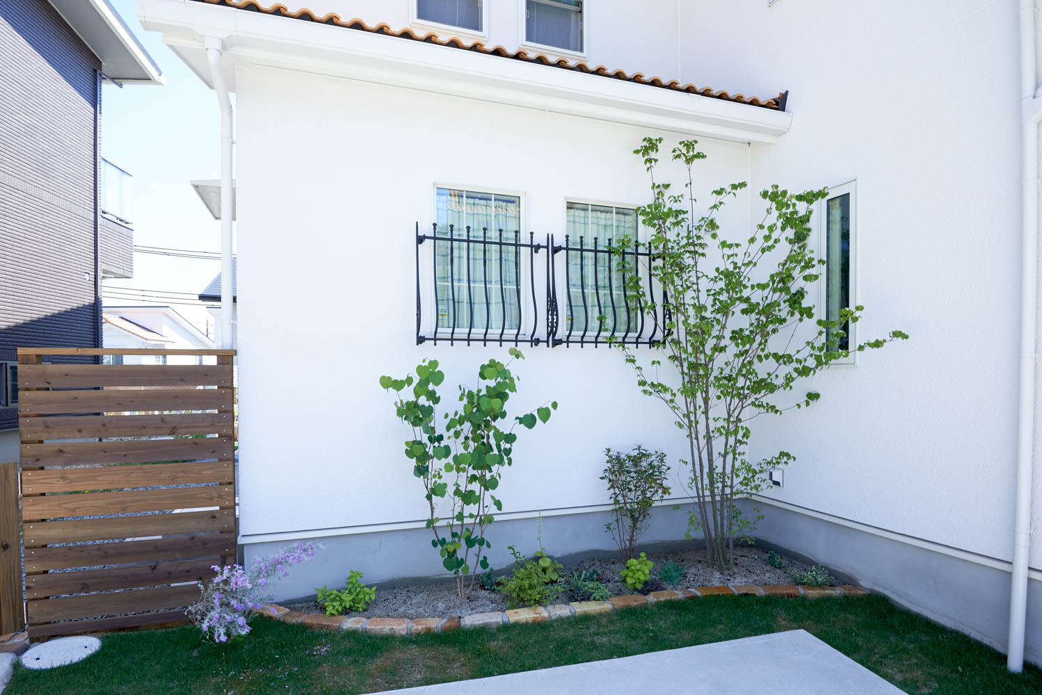 無機質な庭をナチュラルテイストの庭にリフォーム