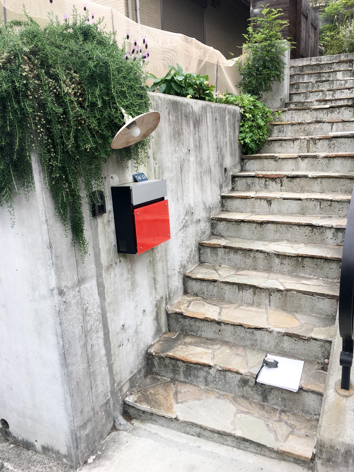 古びた玄関アプローチ階段をイタリア漆喰とウッドフェンスでリフォーム