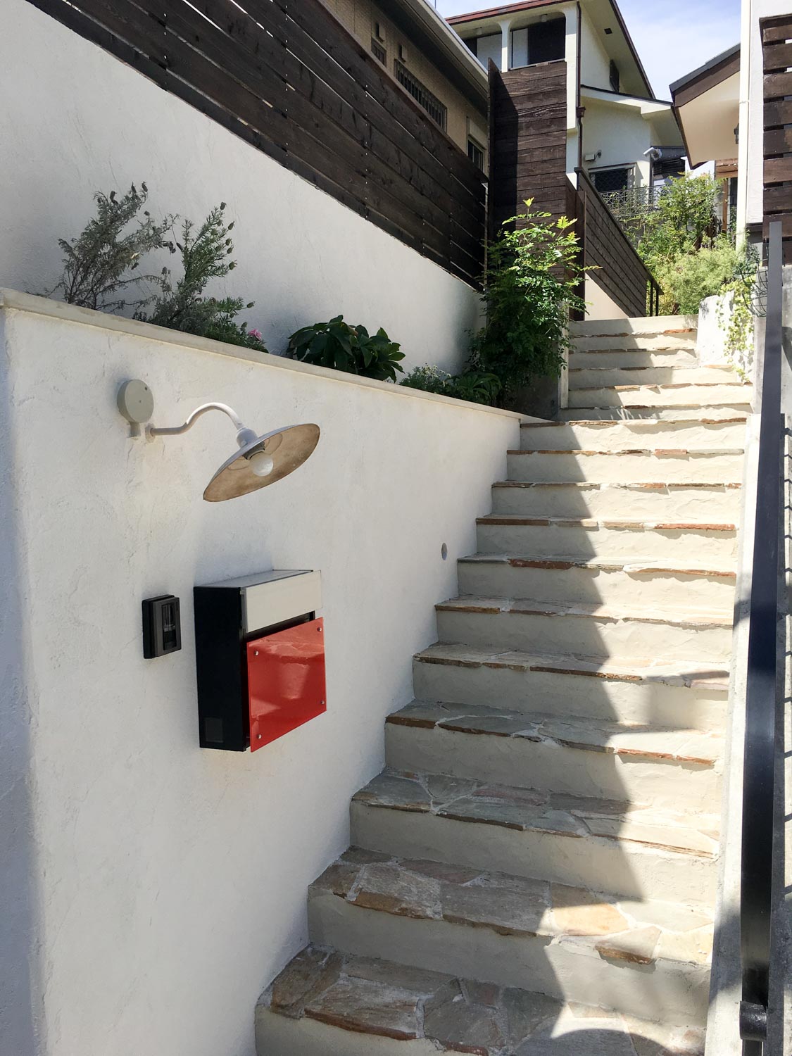 古びた玄関アプローチ階段をイタリア漆喰とウッドフェンスでリフォーム