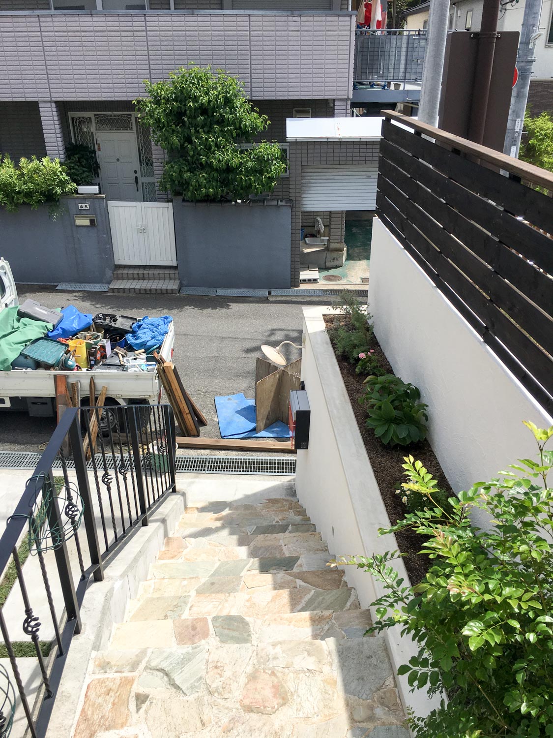 古びた玄関アプローチ階段をイタリア漆喰とウッドフェンスでリフォーム