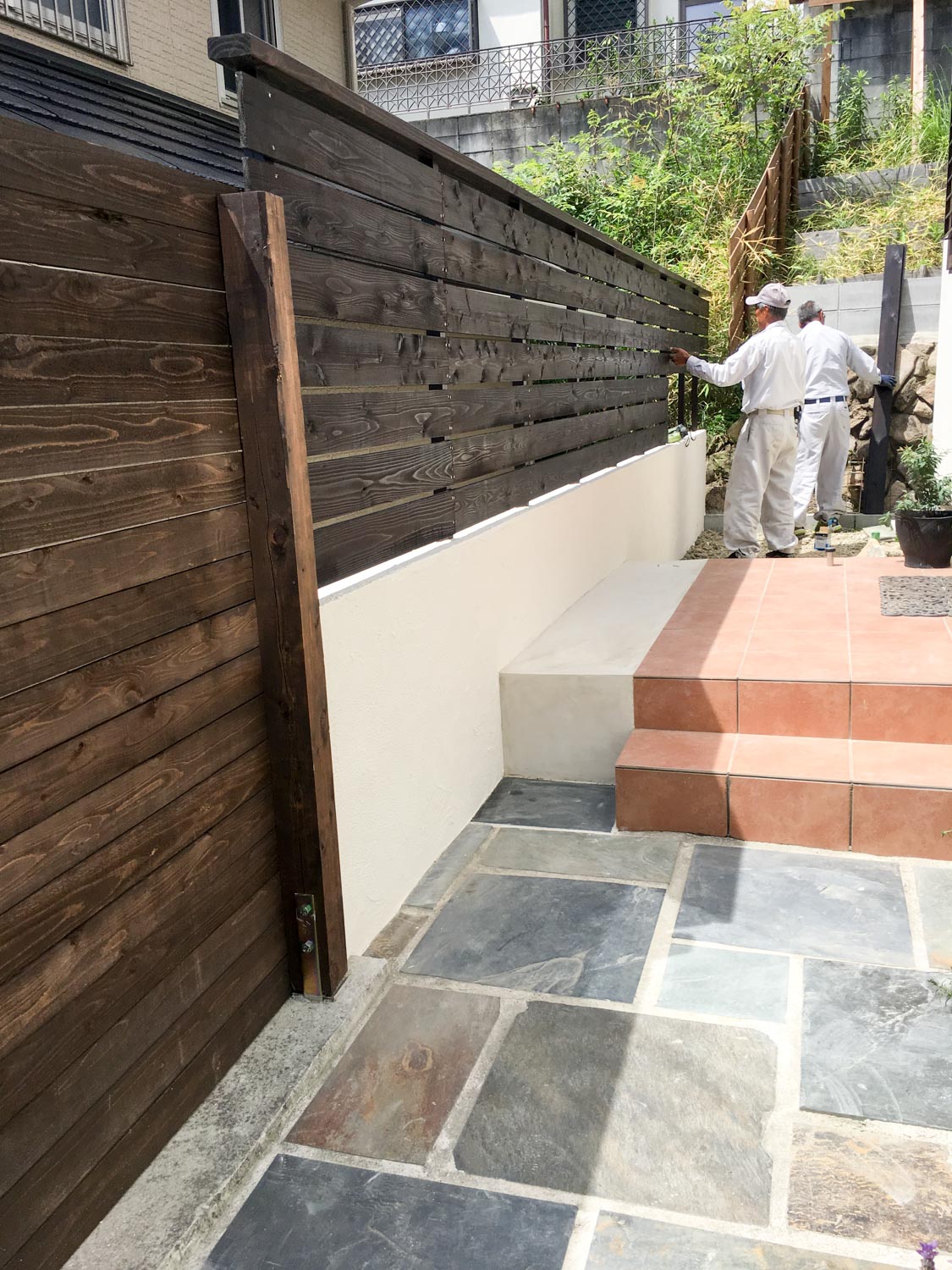 古びた玄関アプローチ階段をイタリア漆喰とウッドフェンスでリフォーム