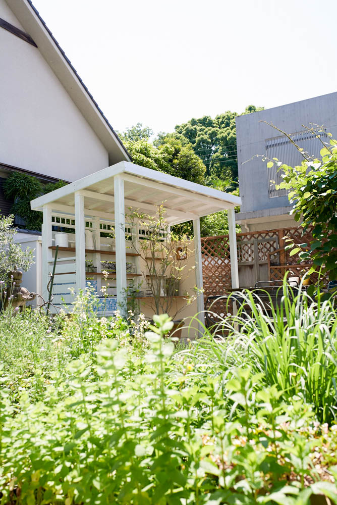 ハーブ園の一角にミニキッチンを作るリフォーム