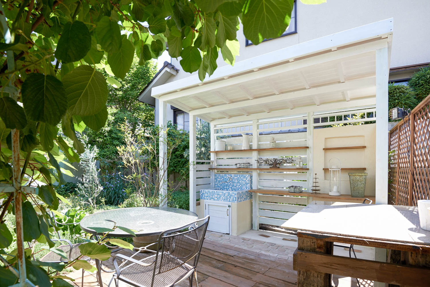 ハーブ園の一角にミニキッチンを作るリフォーム