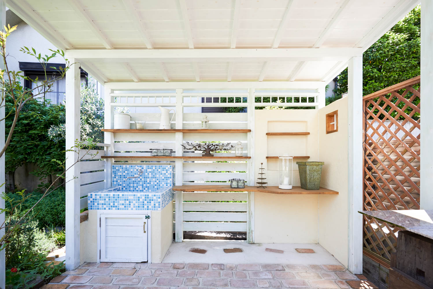 ハーブ園の一角にミニキッチンを作るリフォーム