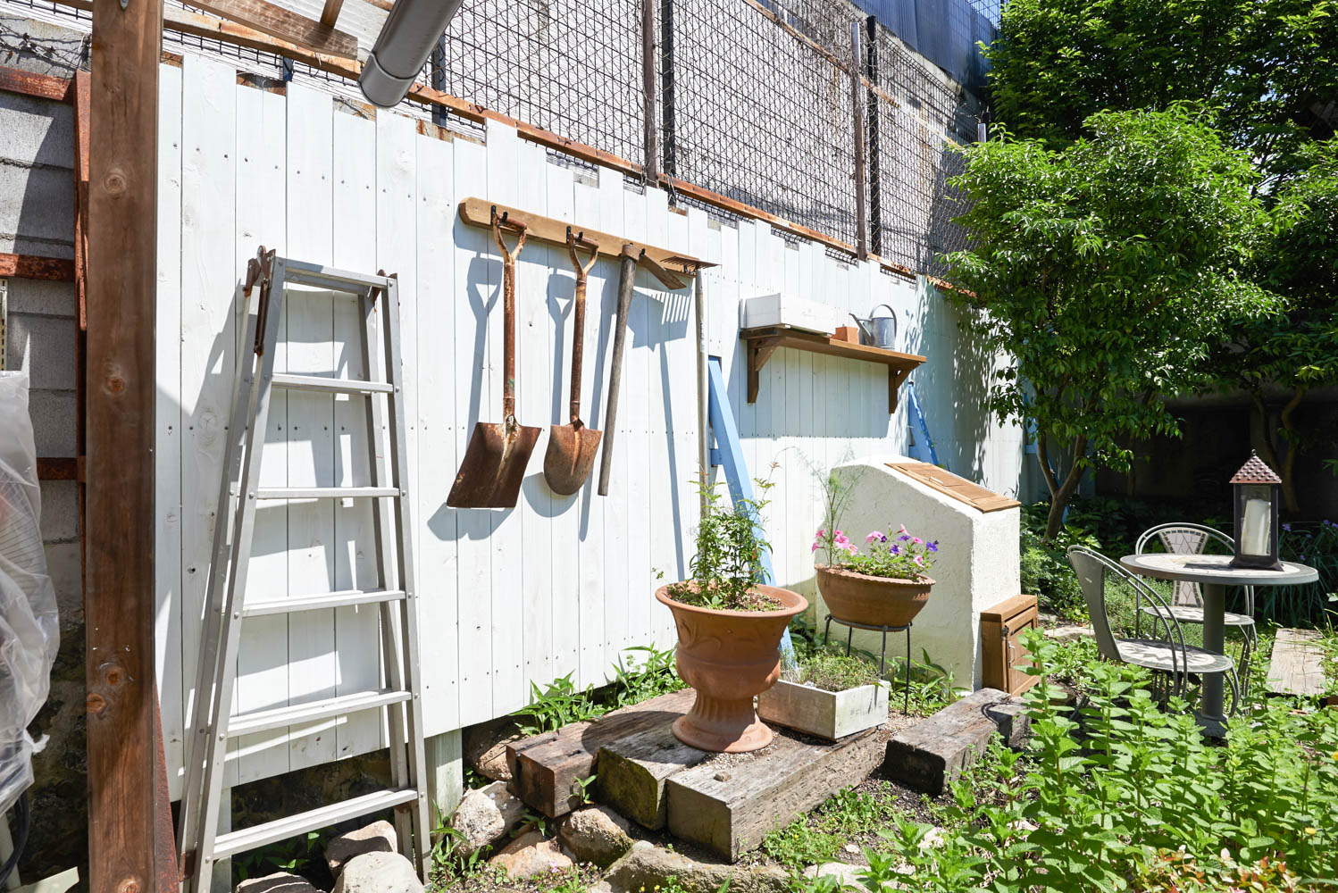 ハーブ園の一角にミニキッチンを作るリフォーム