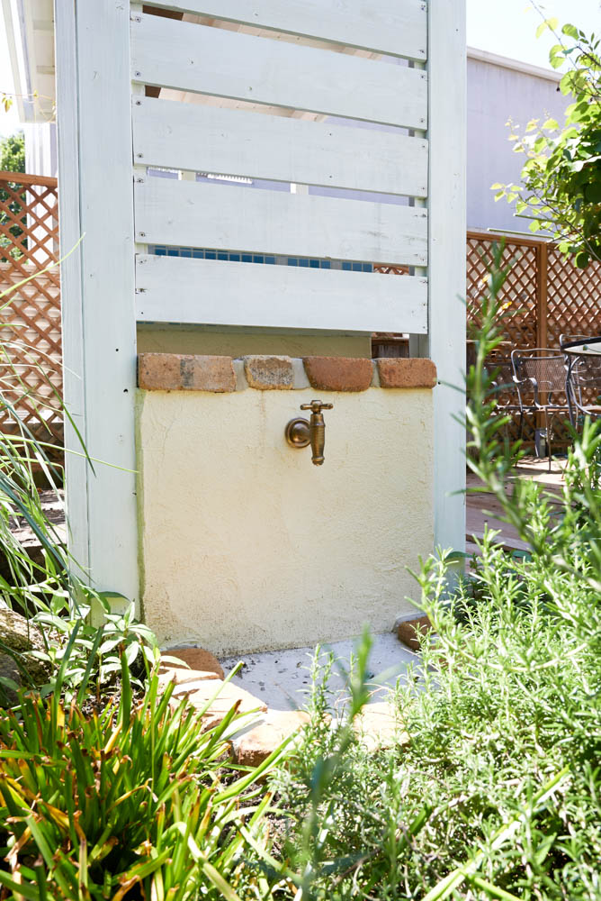 ハーブ園の一角にミニキッチンを作るリフォーム