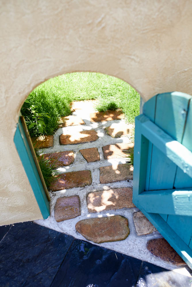 木製自転車小屋とビオトープとオリジナル立水栓のあるショップガーデン