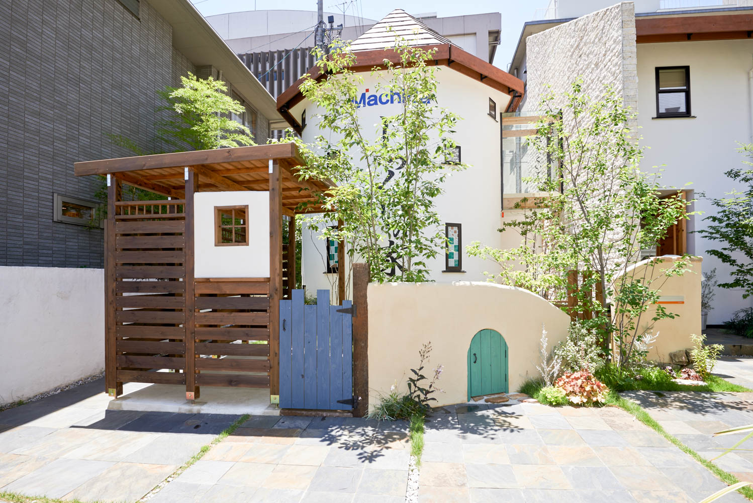 木製自転車小屋とビオトープとオリジナル立水栓のあるショップガーデン