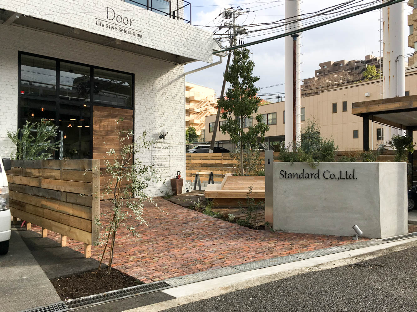 木製自転車置き場のあるショップガーデン