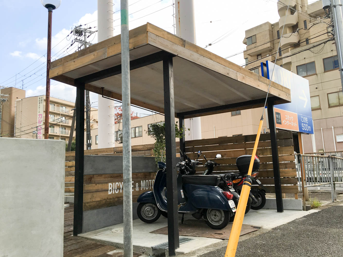 木製自転車置き場のあるショップガーデン