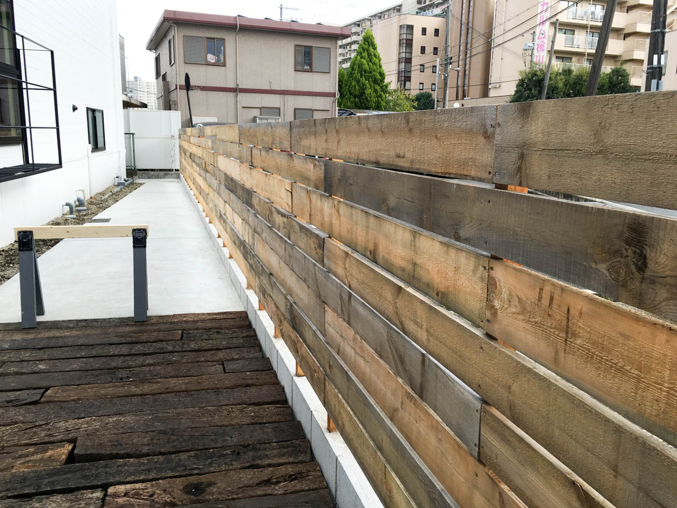 木製自転車置き場のあるショップガーデン