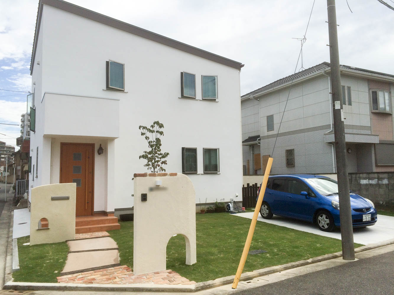 子ども達が思わず通り抜けたくなる門柱