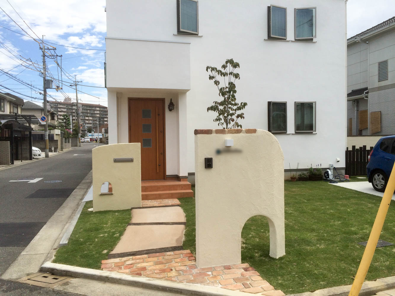 子ども達が思わず通り抜けたくなる門柱