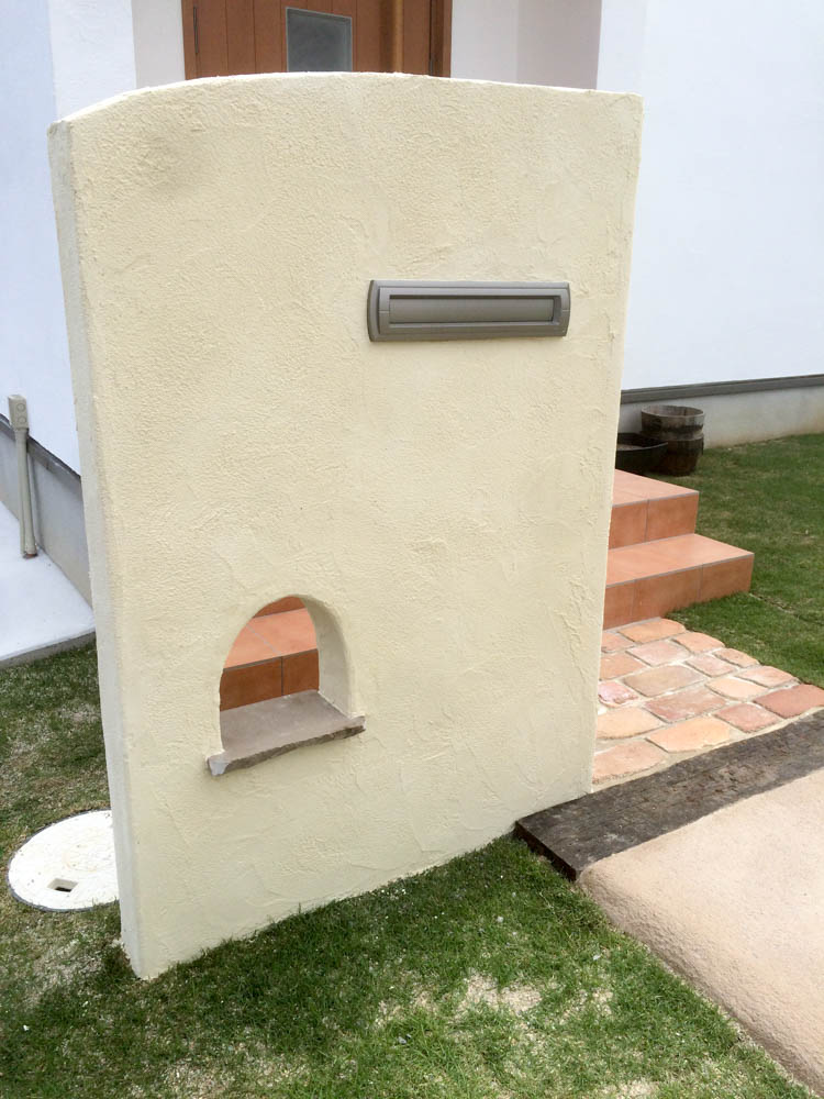 子ども達が思わず通り抜けたくなる門柱