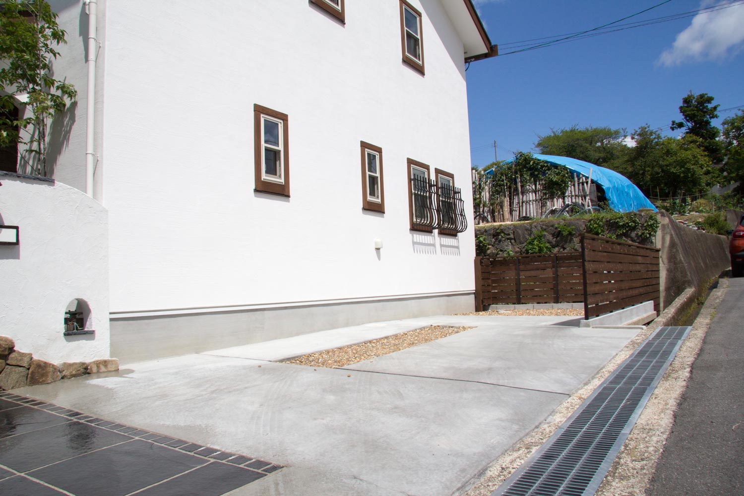 ミニ菜園とウッドデッキで新築一戸建ての暮らしを満喫するシンプルガーデン