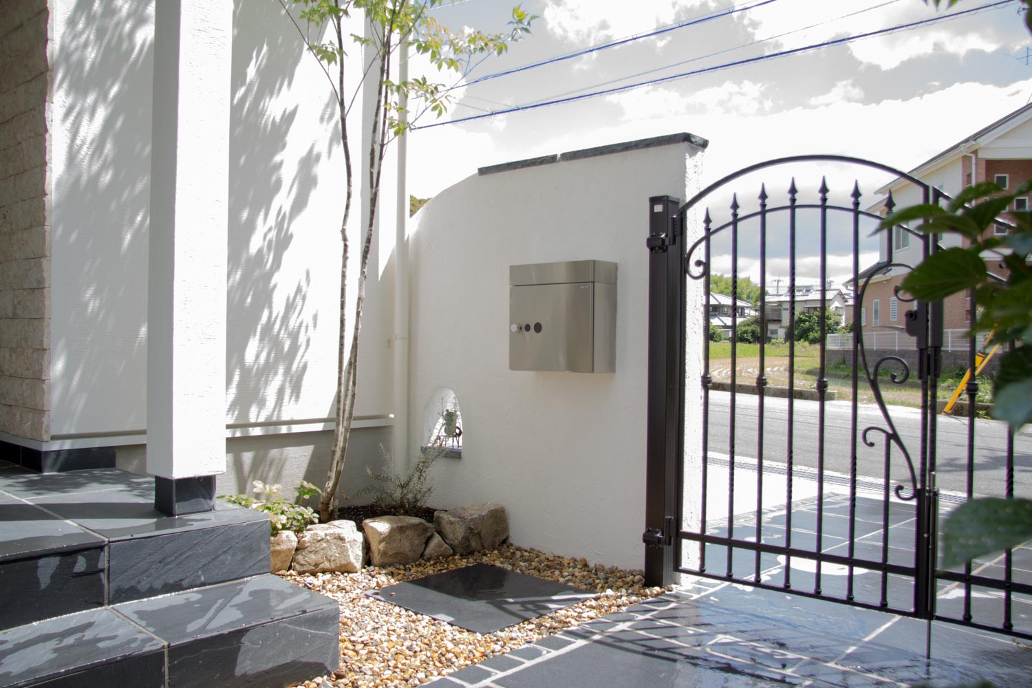 ミニ菜園とウッドデッキで新築一戸建ての暮らしを満喫するシンプルガーデン