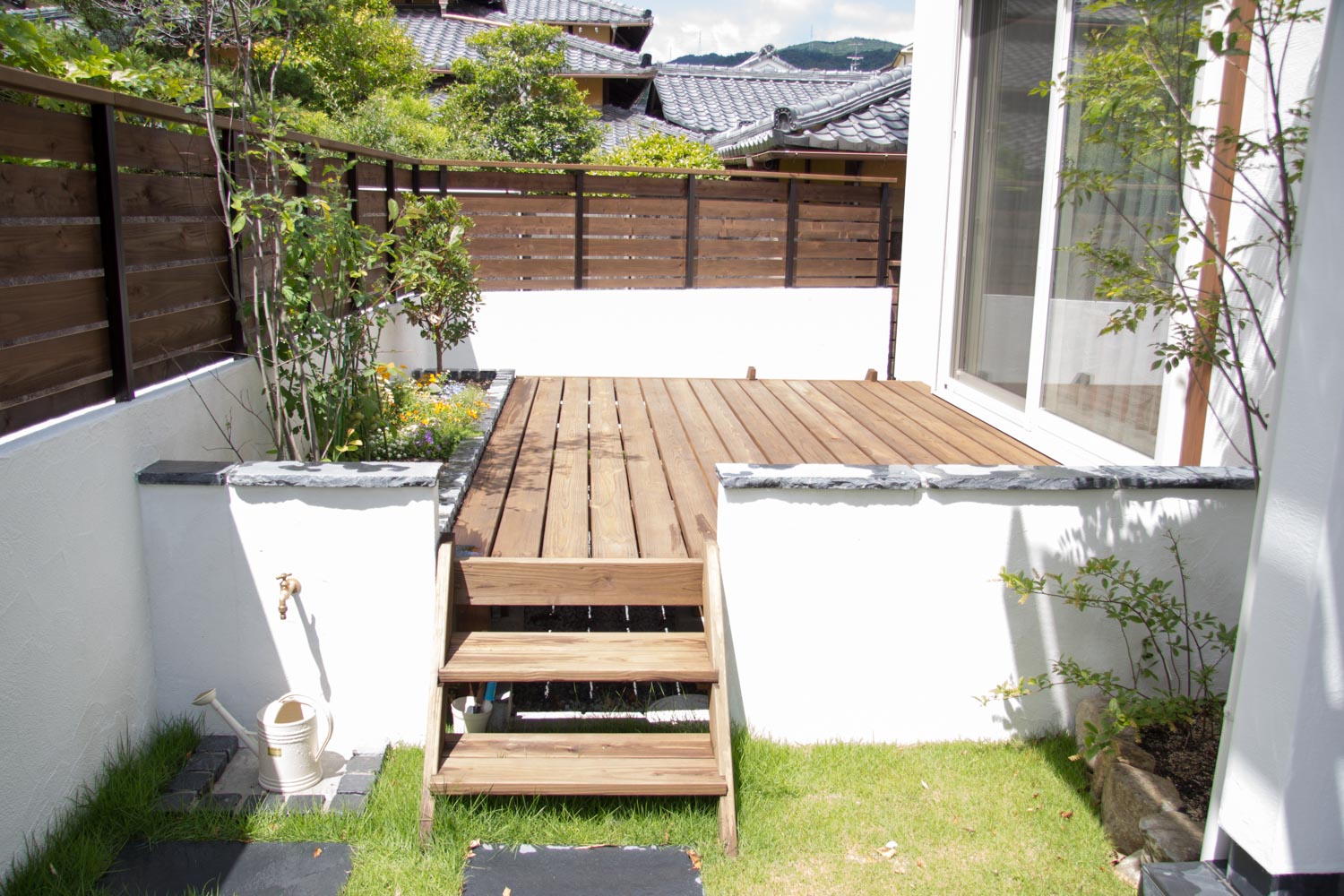 ミニ菜園とウッドデッキで新築一戸建ての暮らしを満喫するシンプルガーデン