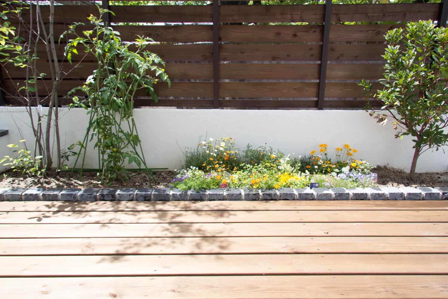 ミニ菜園とウッドデッキで新築一戸建ての暮らしを満喫するシンプルガーデン