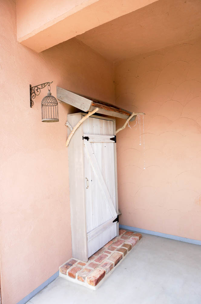 フィトライフの大人テイストの小さな庭小屋（飾りドアの側面）