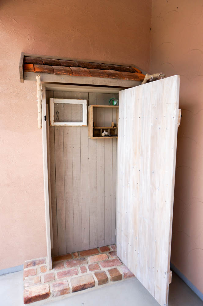 フィトライフの大人テイストの小さな庭小屋（飾りドアの内側）