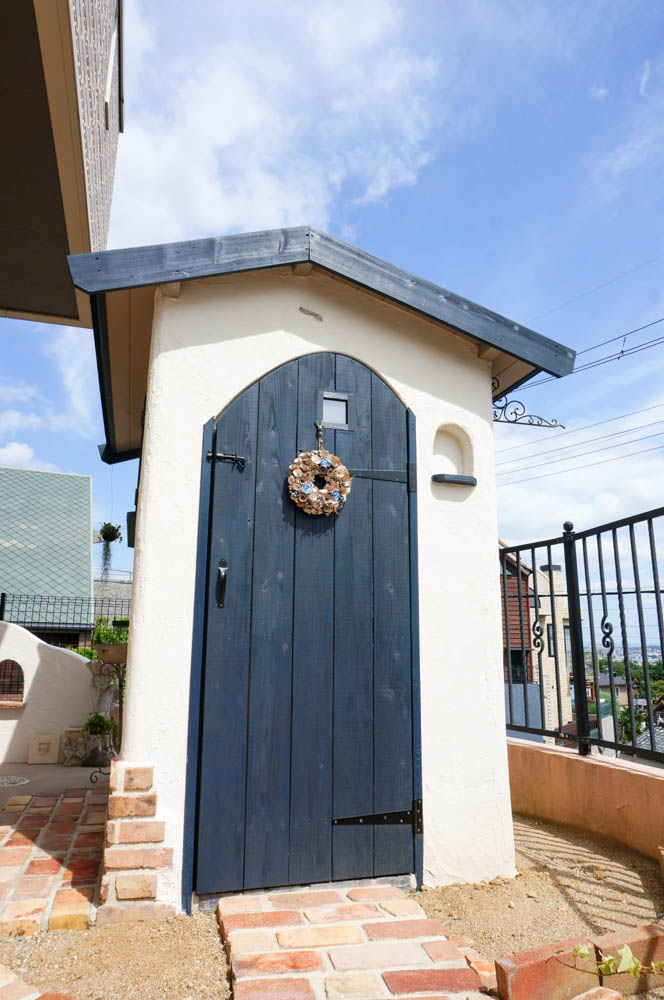 フィトライフの大人テイストの小さな庭小屋（正面）