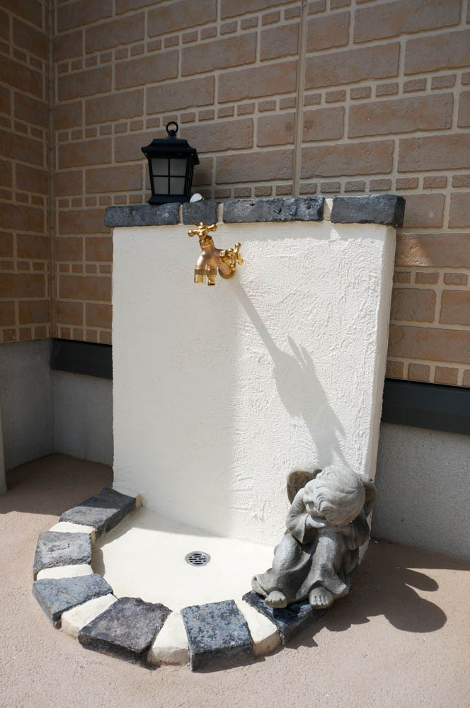 フィトライフの大人テイストの小さな庭小屋（オリジナル立水栓）