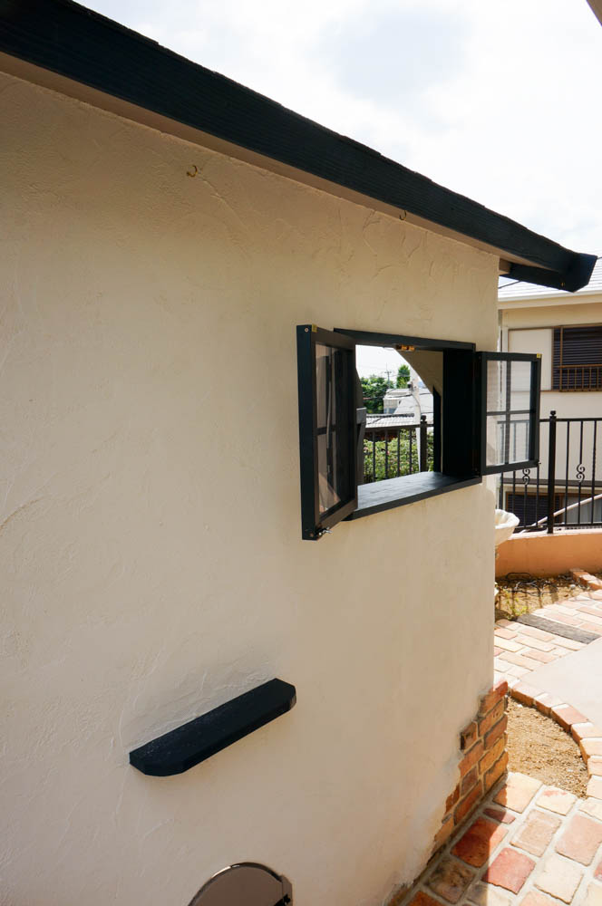 フィトライフの大人テイストの小さな庭小屋（側面の小さな窓と棚）