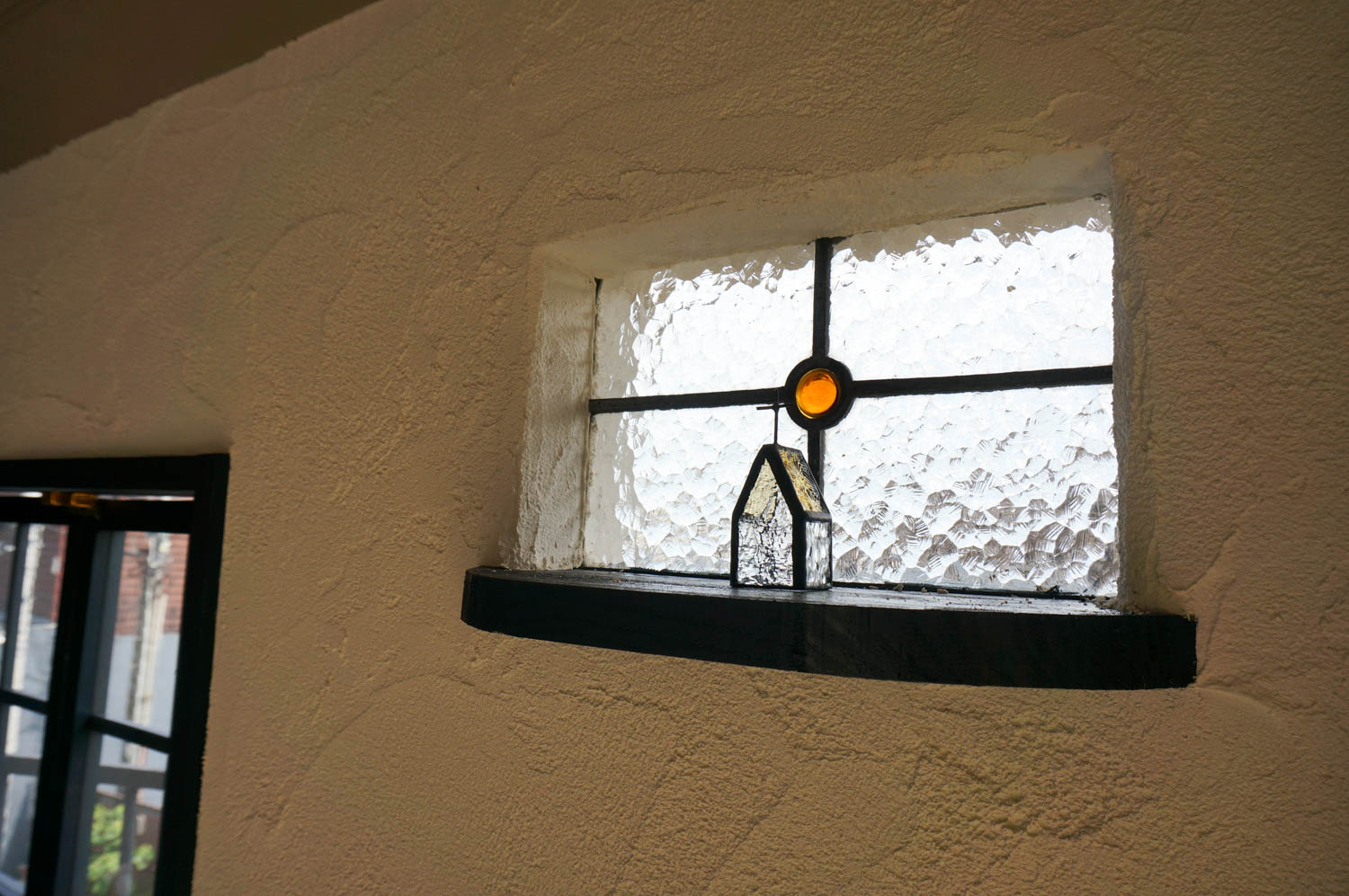 フィトライフの大人テイストの小さな庭小屋（はめごろしのステンドの窓）