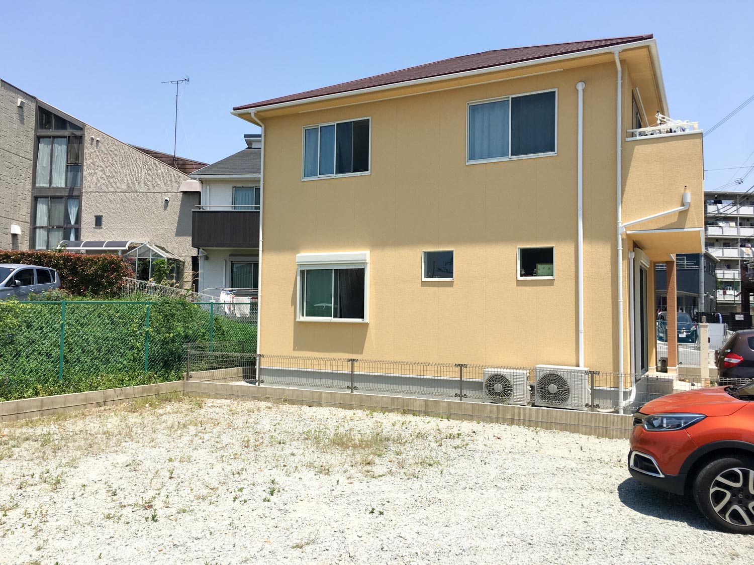 家脇の土地（家の横）に、洗濯物などを干すために、雨に濡れないスペースを制作