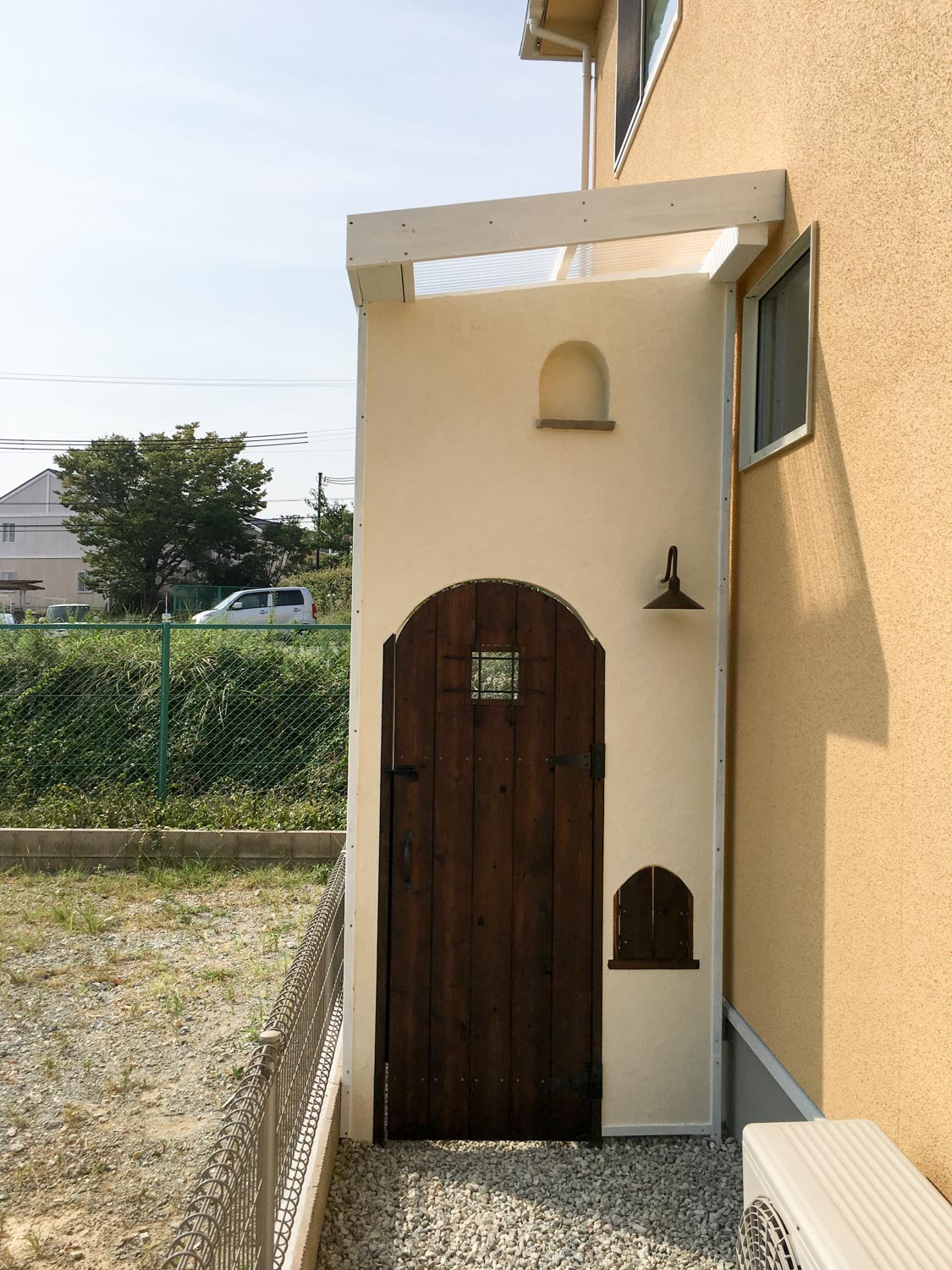 家脇の土地（家の横）に、洗濯物などを干すために、雨に濡れないスペースを制作