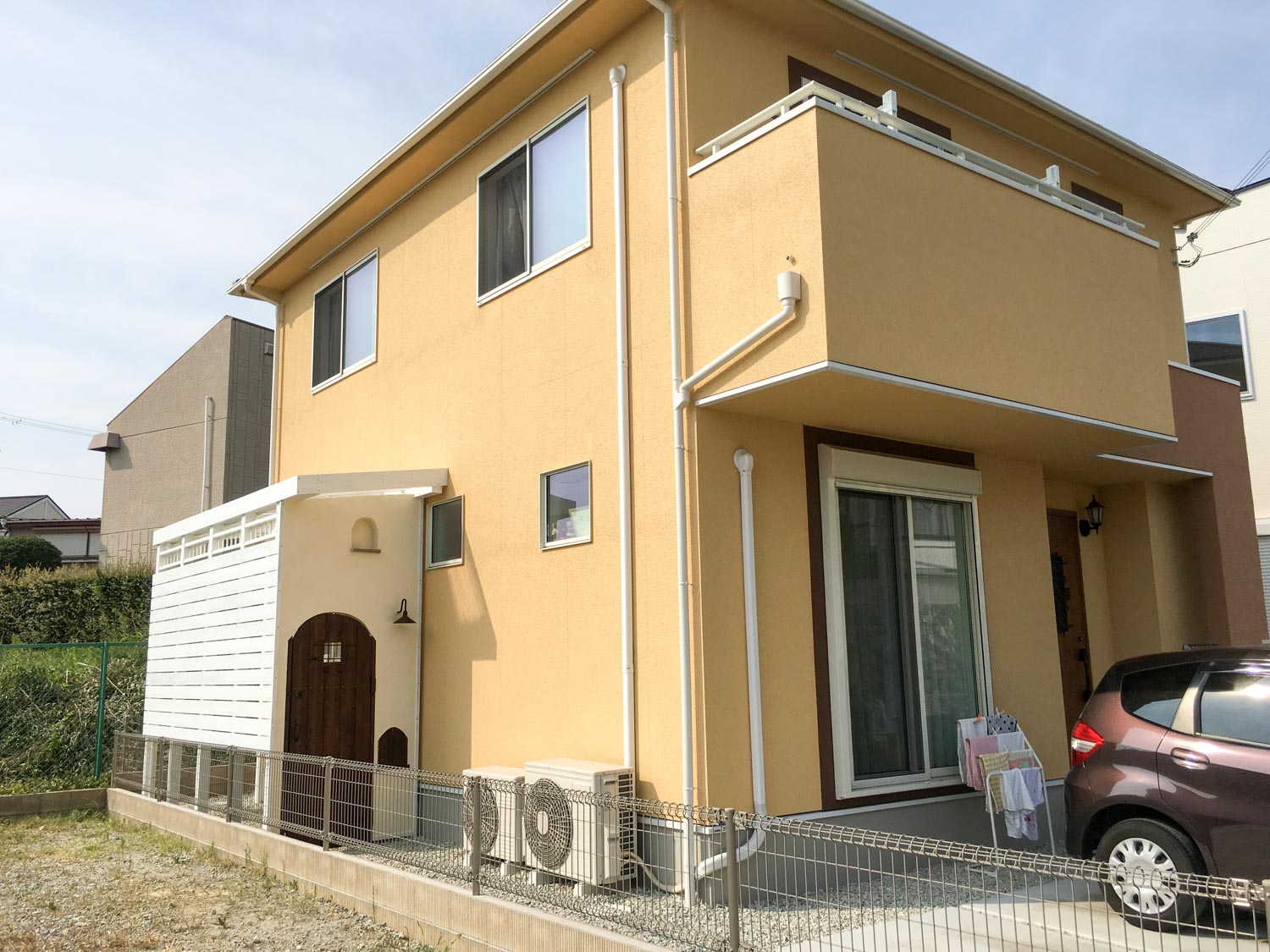 家脇の土地（家の横）に、洗濯物などを干すために、雨に濡れないスペースを制作