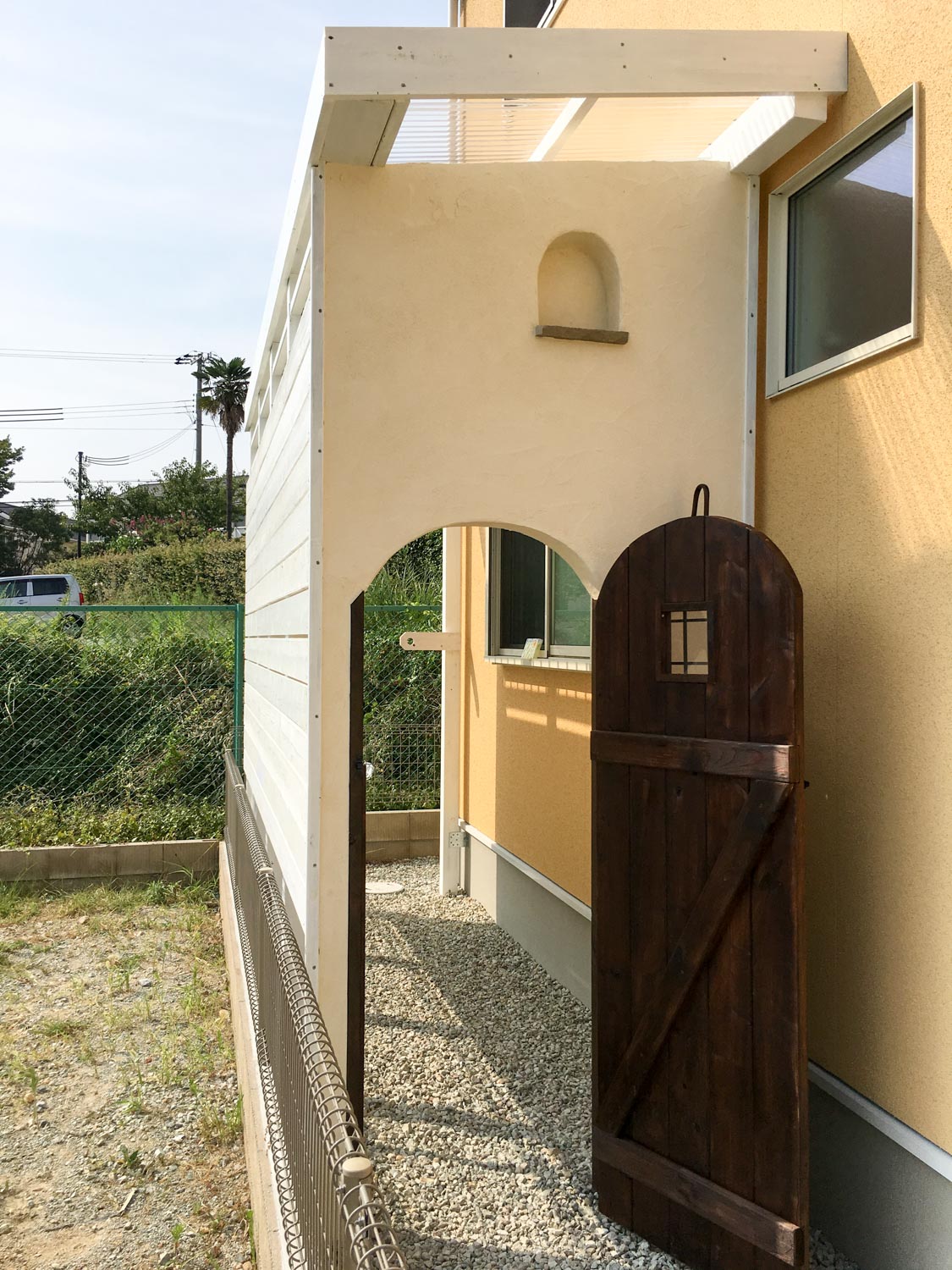 家脇の土地（家の横）に、洗濯物などを干すために、雨に濡れないスペースを制作