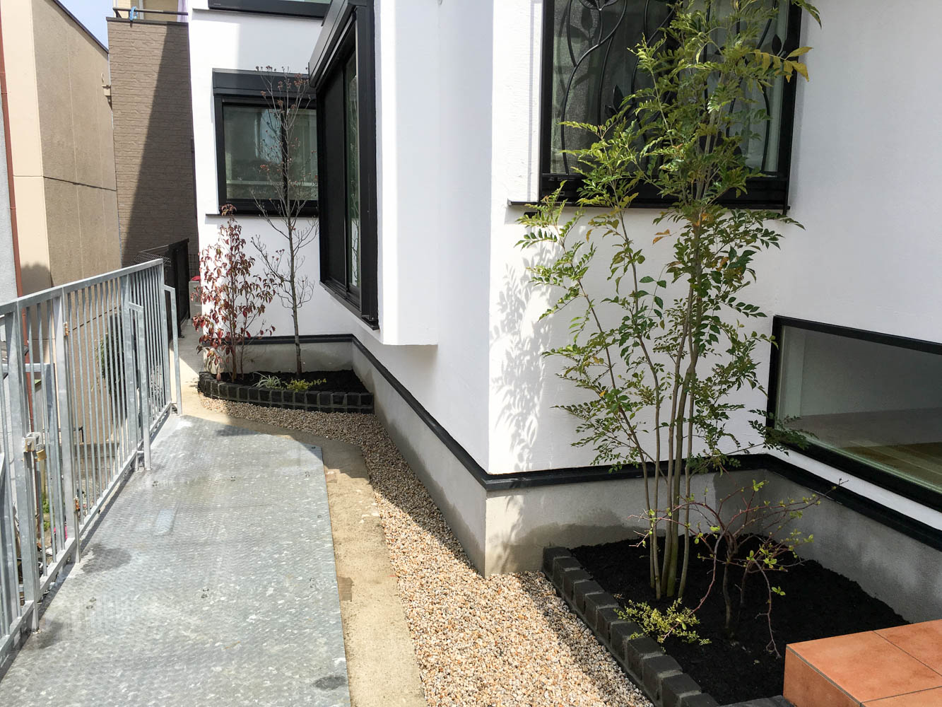 既存の木々を残しながら使いやすい庭へとリフォーム