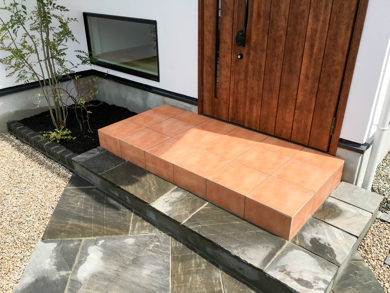 既存の木々を残しながら使いやすい庭へとリフォーム