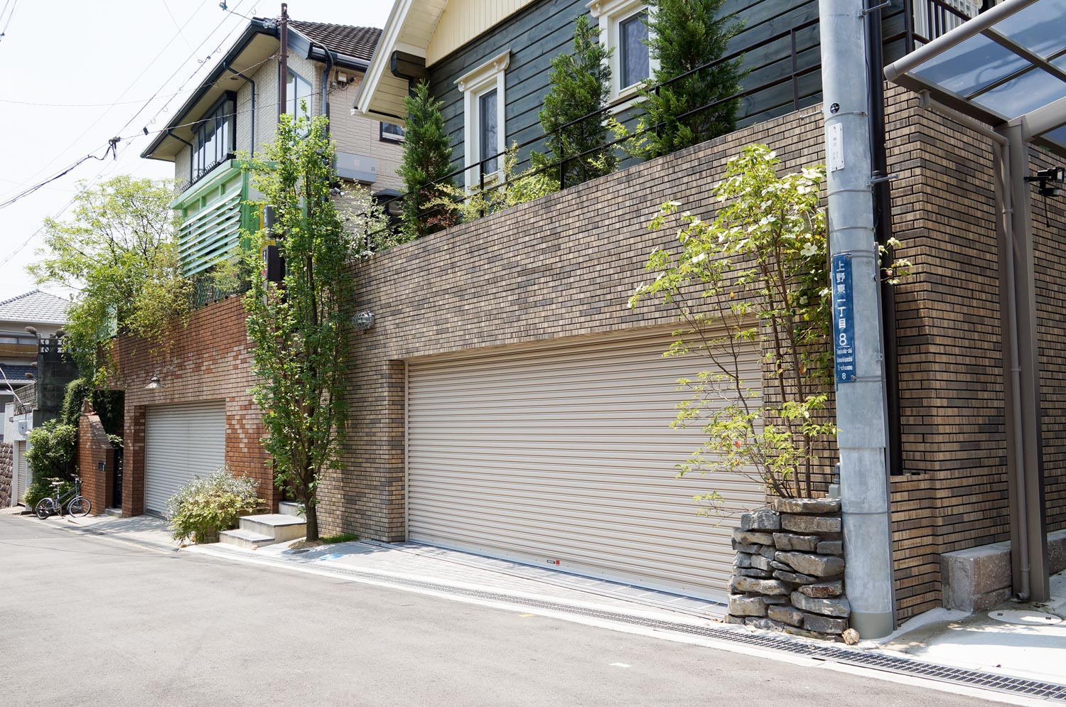 オリジナルアイアンを配したログハウスのモダンガーデン