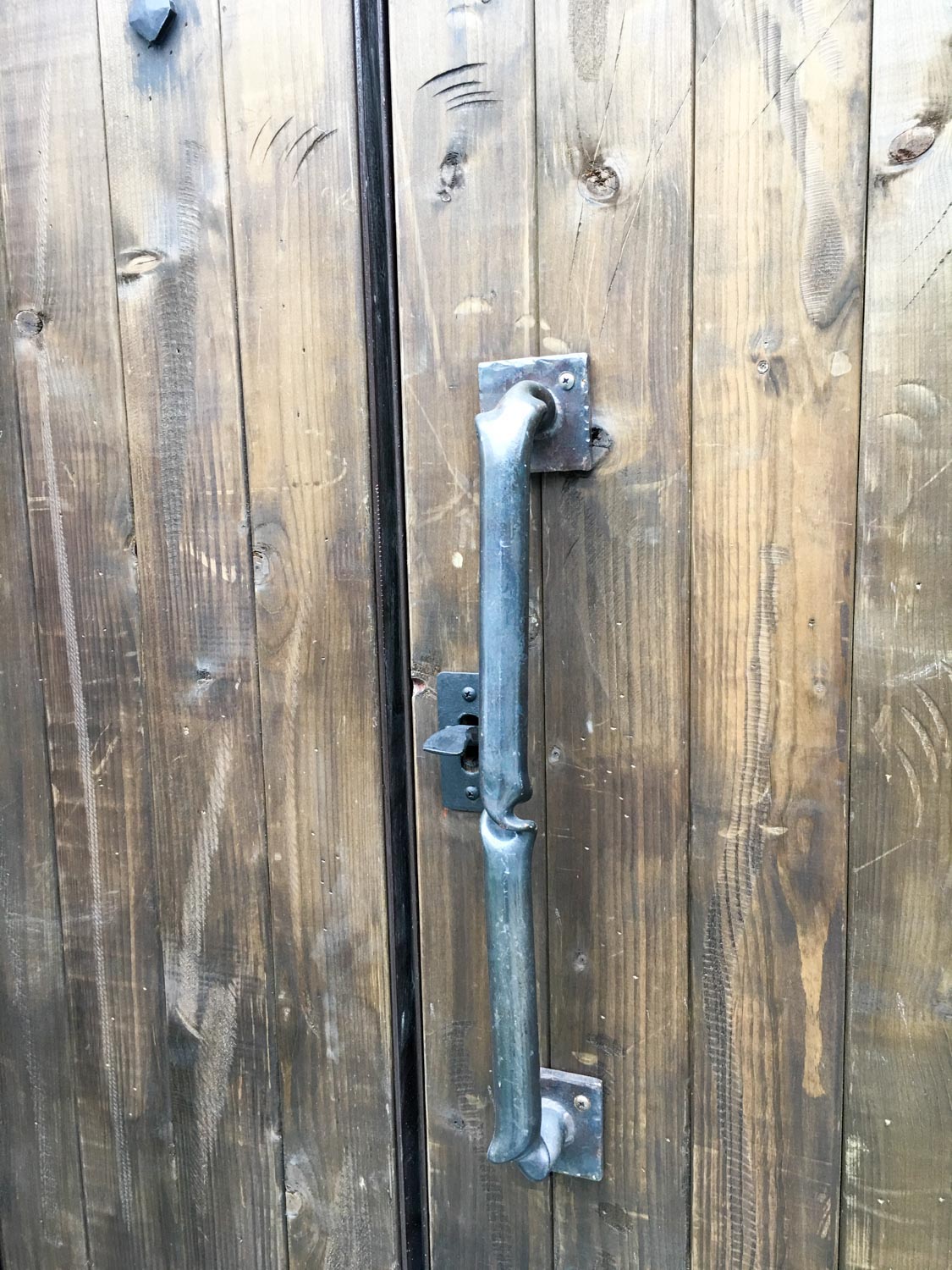 オリジナルアイアンを配したログハウスのモダンガーデン