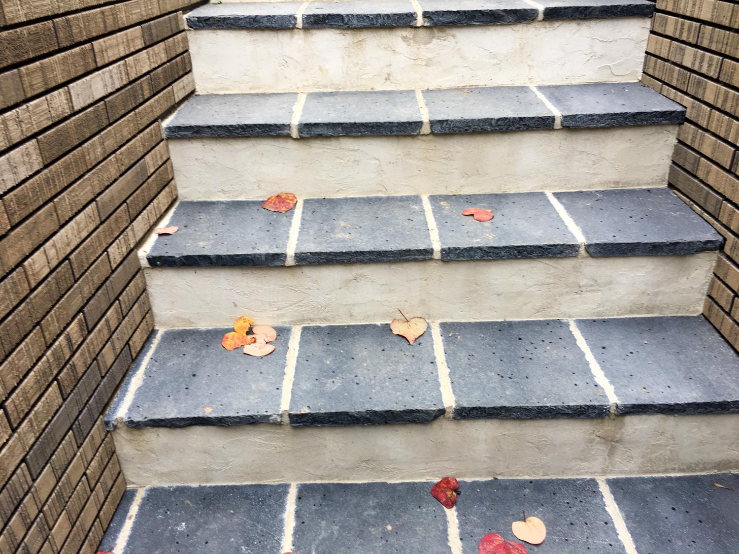 オリジナルアイアンを配したログハウスのモダンガーデン