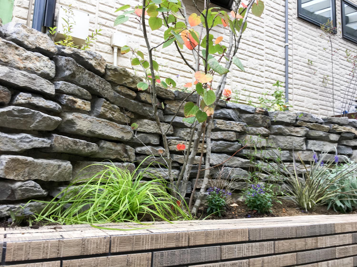 オリジナルアイアンを配したログハウスのモダンガーデン