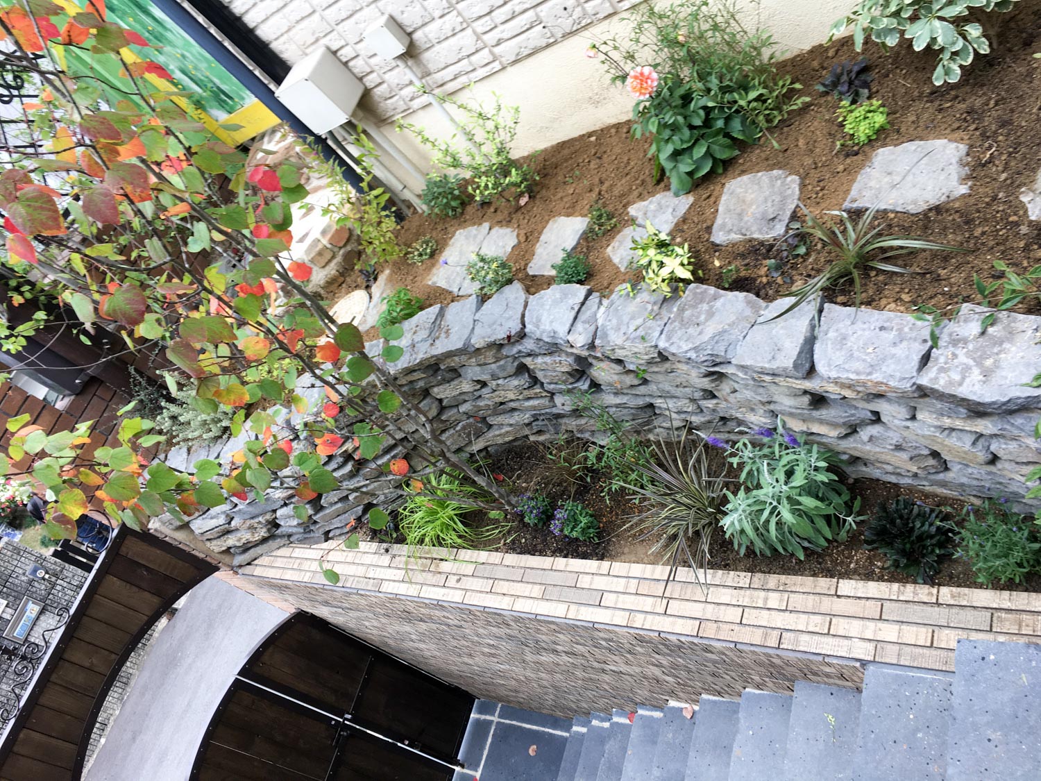 オリジナルアイアンを配したログハウスのモダンガーデン