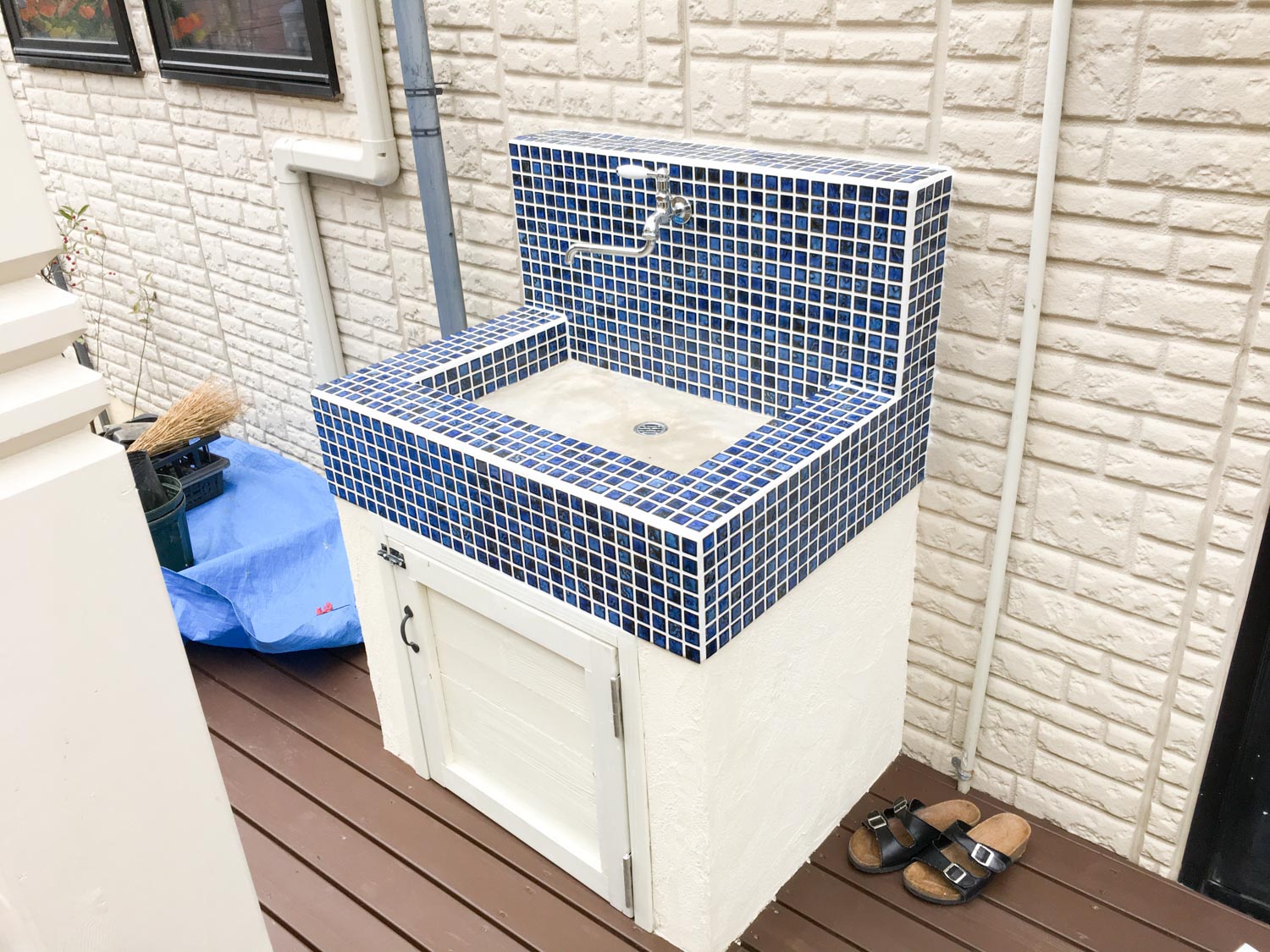 オリジナルアイアンを配したログハウスのモダンガーデン