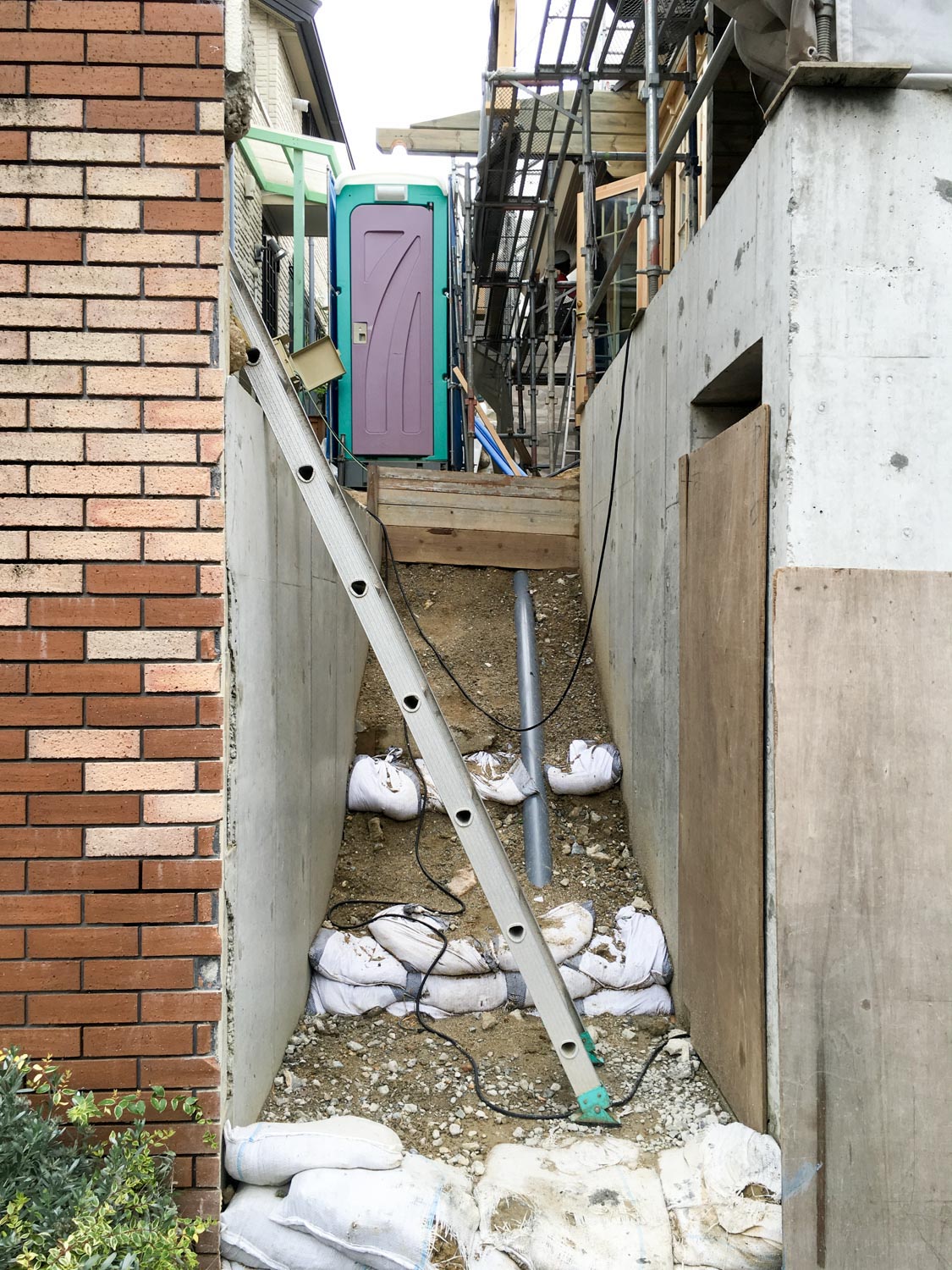 オリジナルアイアンを配したログハウスのモダンガーデン