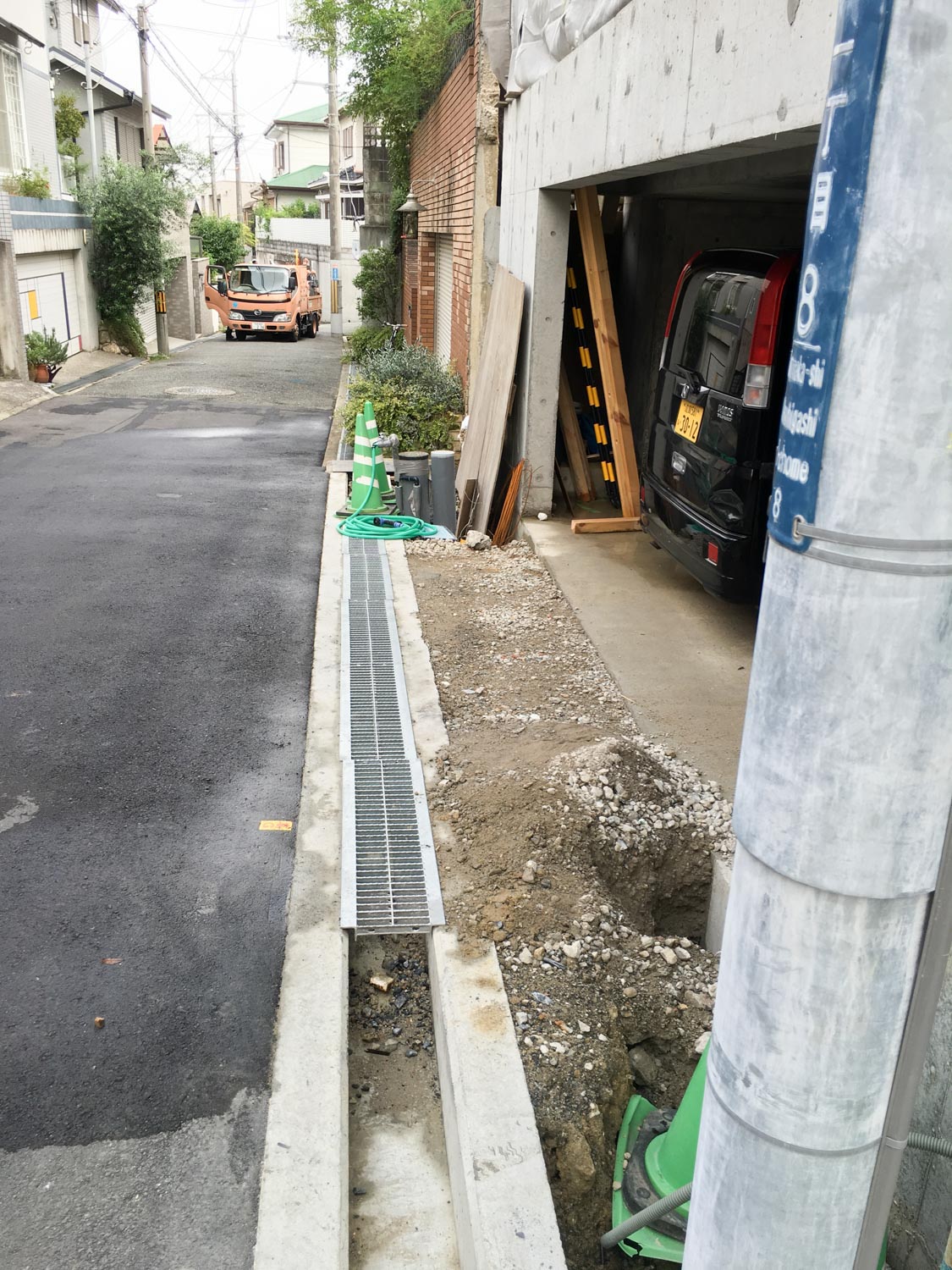 オリジナルアイアンを配したログハウスのモダンガーデン