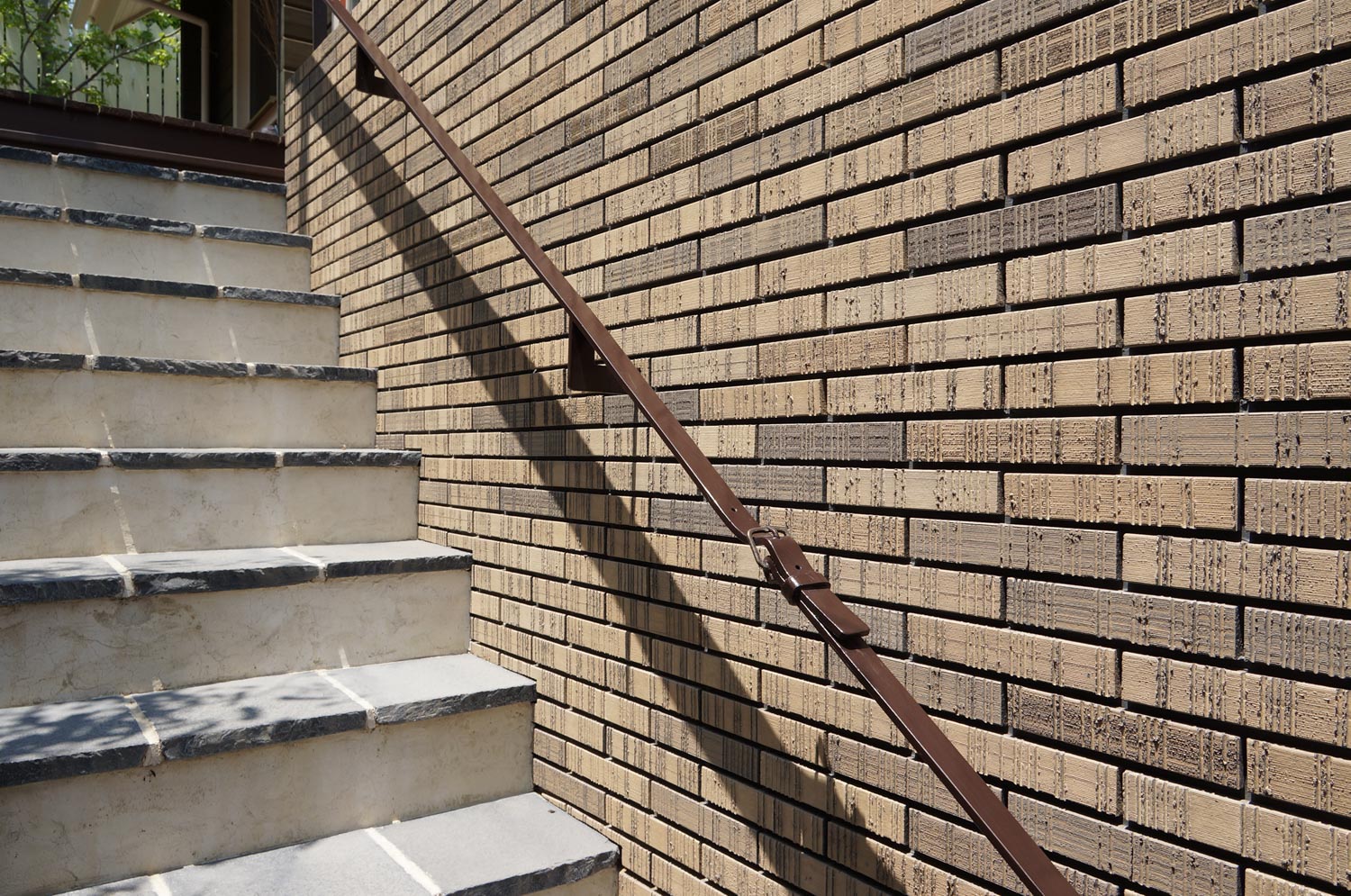 オリジナルアイアンを配したログハウスのモダンガーデン