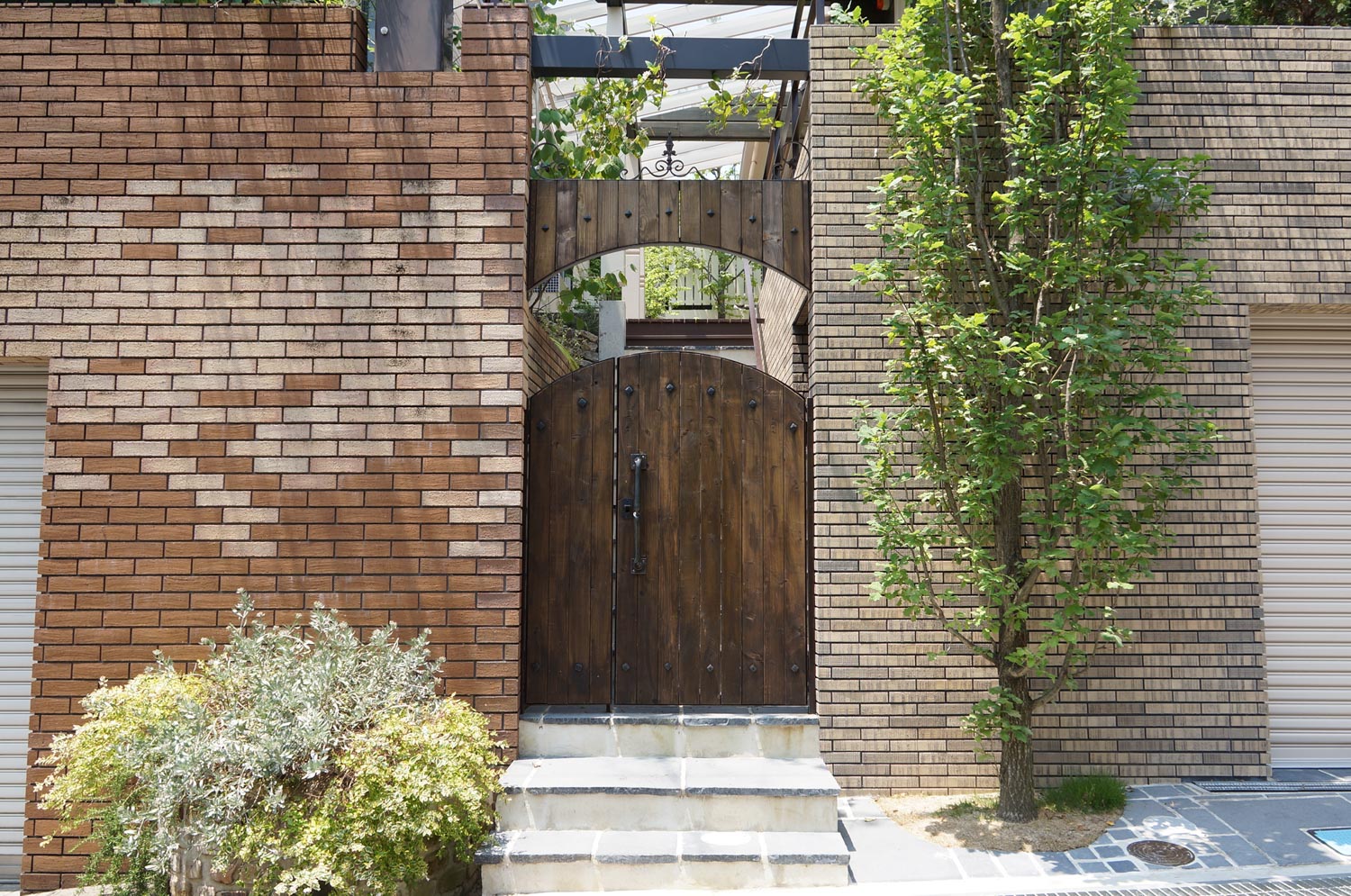 オリジナルアイアンを配したログハウスのモダンガーデン