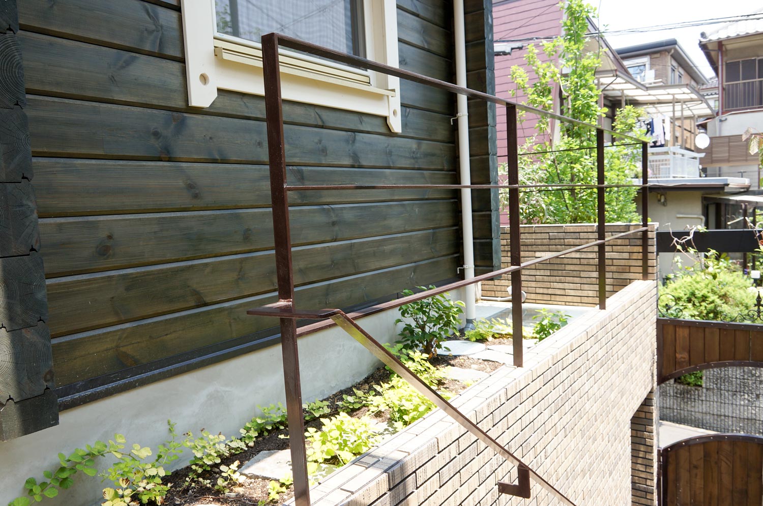 オリジナルアイアンを配したログハウスのモダンガーデン