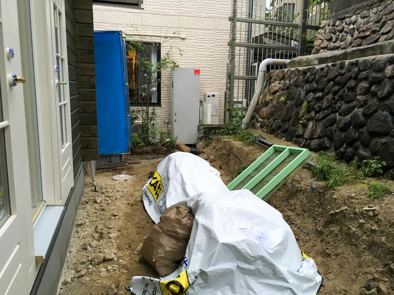 オリジナルアイアンを配したログハウスのモダンガーデン