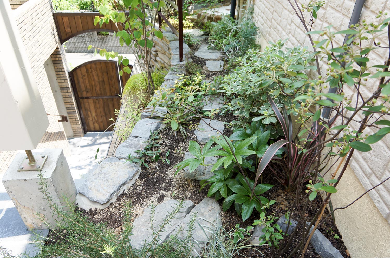 オリジナルアイアンを配したログハウスのモダンガーデン